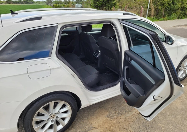 Skoda Superb cena 64900 przebieg: 211880, rok produkcji 2018 z Szczecin małe 301